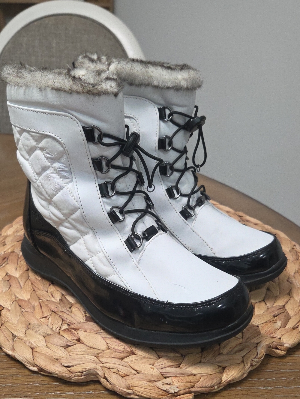 Totes Lisa White Quilted Faux Fur Winter Snow Boots Size 8W Waterproof